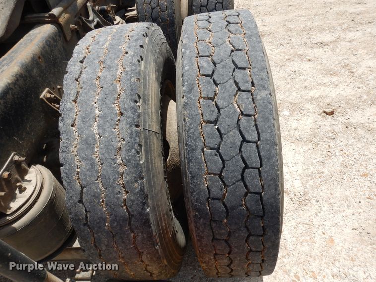 image for item DE5634 1995 International 9200 semi truck