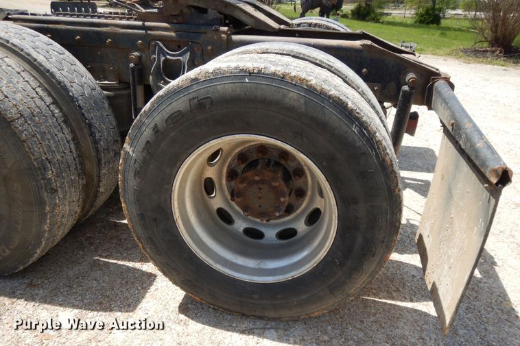 image for item DE5634 1995 International 9200 semi truck