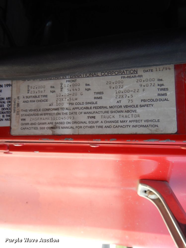 image for item DE5634 1995 International 9200 semi truck