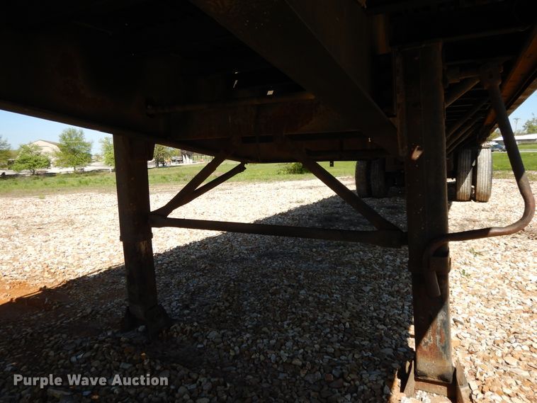 image for item DE5635 1993 Wilson flatbed trailer