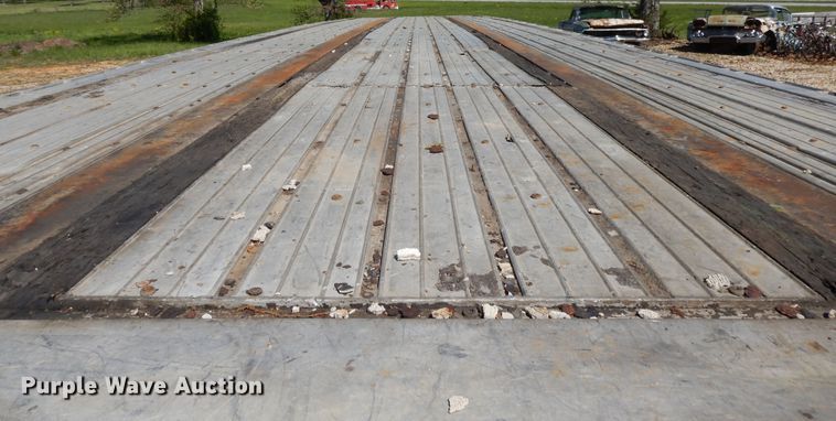 image for item DE5635 1993 Wilson flatbed trailer