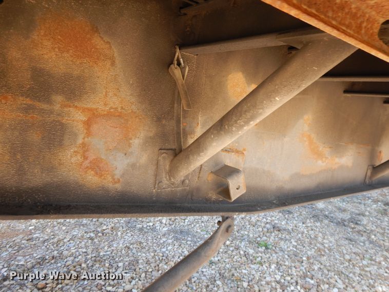 image for item DE5635 1993 Wilson flatbed trailer