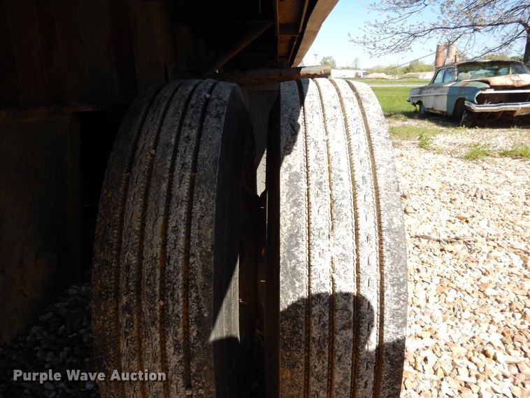 image for item DE5635 1993 Wilson flatbed trailer