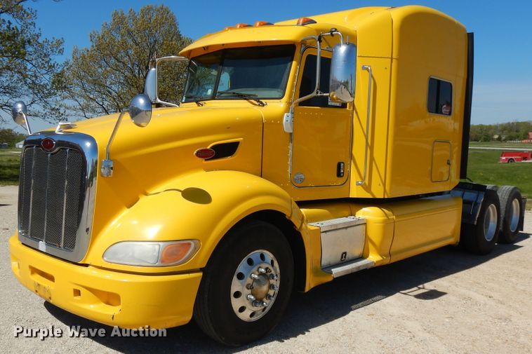 image for item DE5639 2012 Peterbilt 386 semi truck