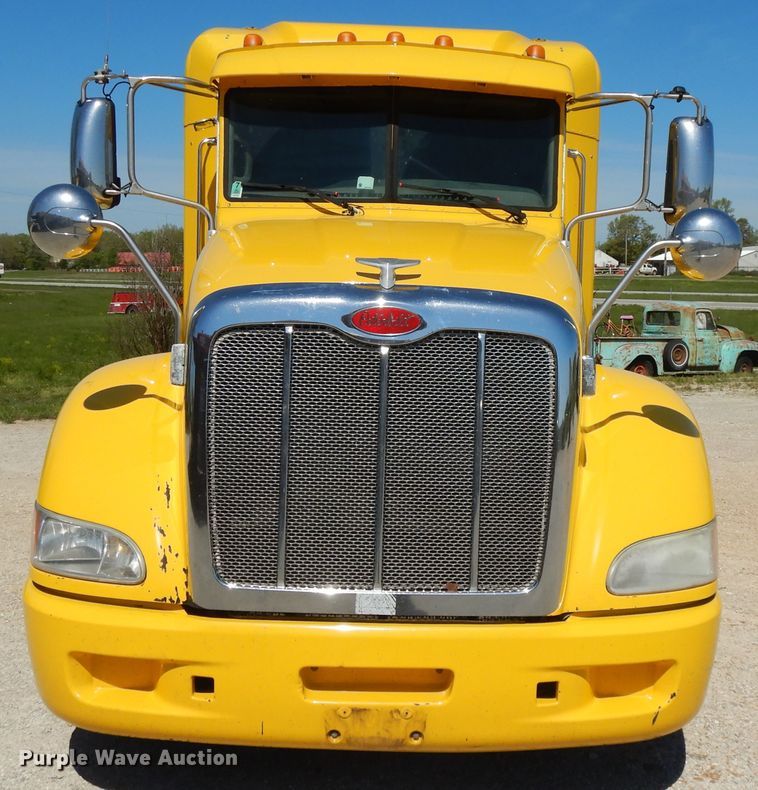 image for item DE5639 2012 Peterbilt 386 semi truck