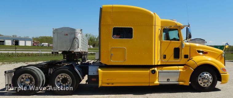 image for item DE5639 2012 Peterbilt 386 semi truck