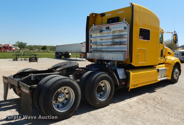 image for item DE5639 2012 Peterbilt 386 semi truck