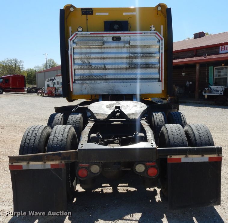 image for item DE5639 2012 Peterbilt 386 semi truck