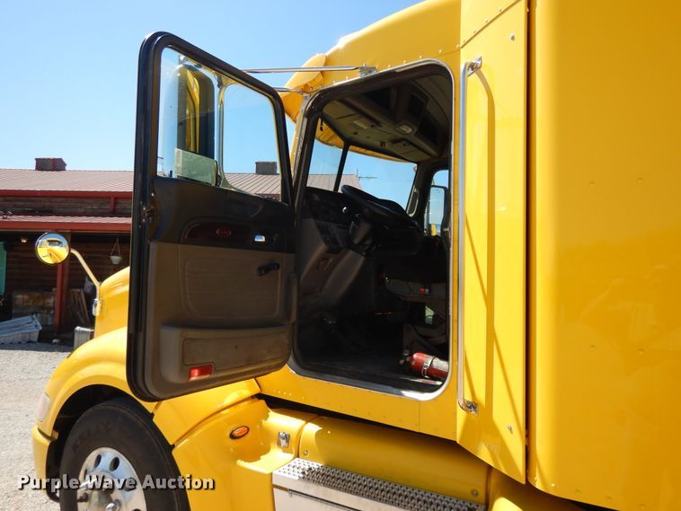 image for item DE5639 2012 Peterbilt 386 semi truck