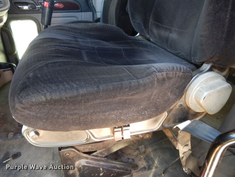 image for item DE5639 2012 Peterbilt 386 semi truck