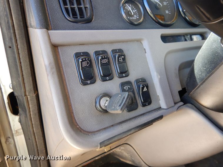 image for item DE5639 2012 Peterbilt 386 semi truck