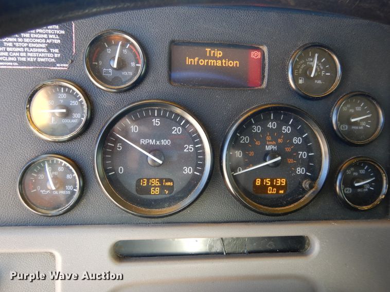 image for item DE5639 2012 Peterbilt 386 semi truck