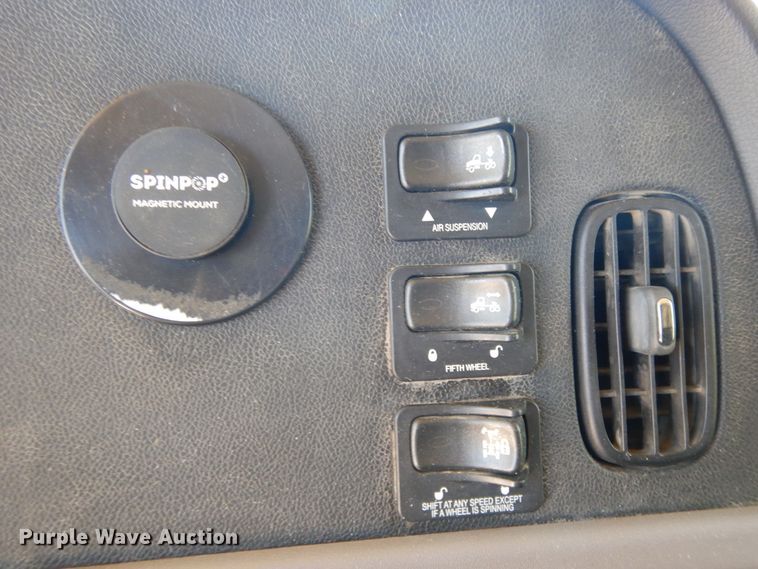 image for item DE5639 2012 Peterbilt 386 semi truck