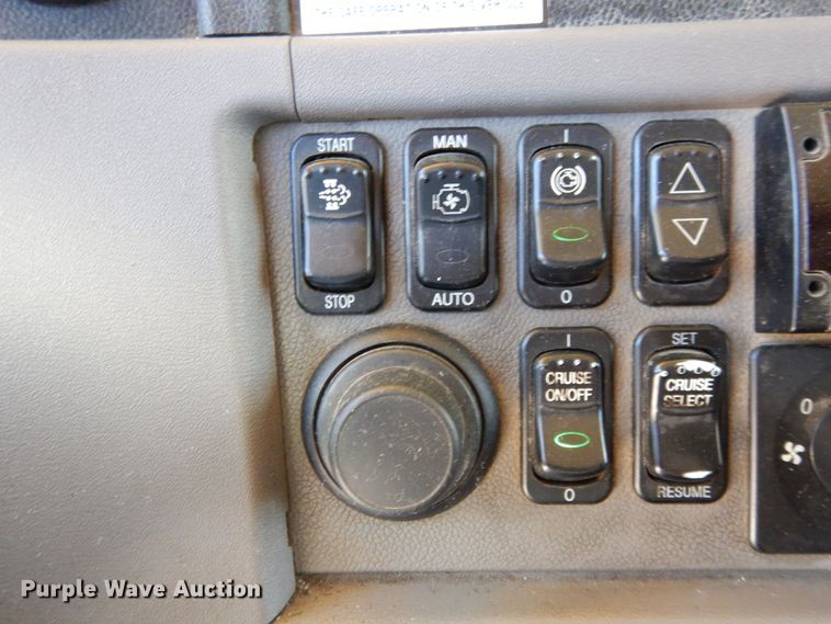 image for item DE5639 2012 Peterbilt 386 semi truck