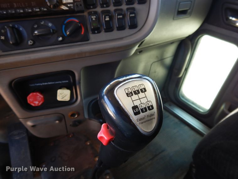 image for item DE5639 2012 Peterbilt 386 semi truck