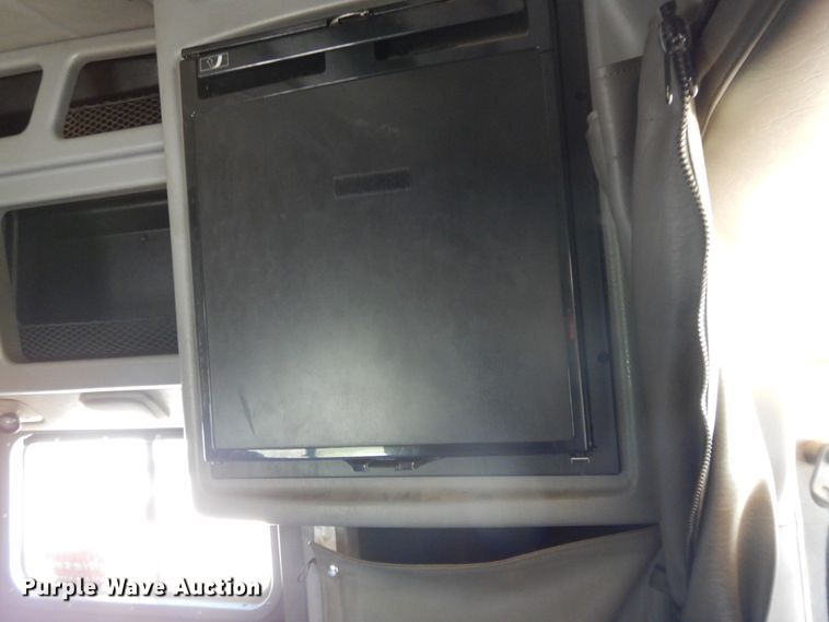 image for item DE5639 2012 Peterbilt 386 semi truck