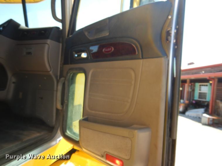 image for item DE5639 2012 Peterbilt 386 semi truck