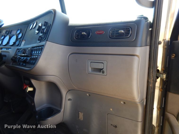 image for item DE5639 2012 Peterbilt 386 semi truck