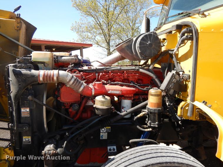 image for item DE5639 2012 Peterbilt 386 semi truck