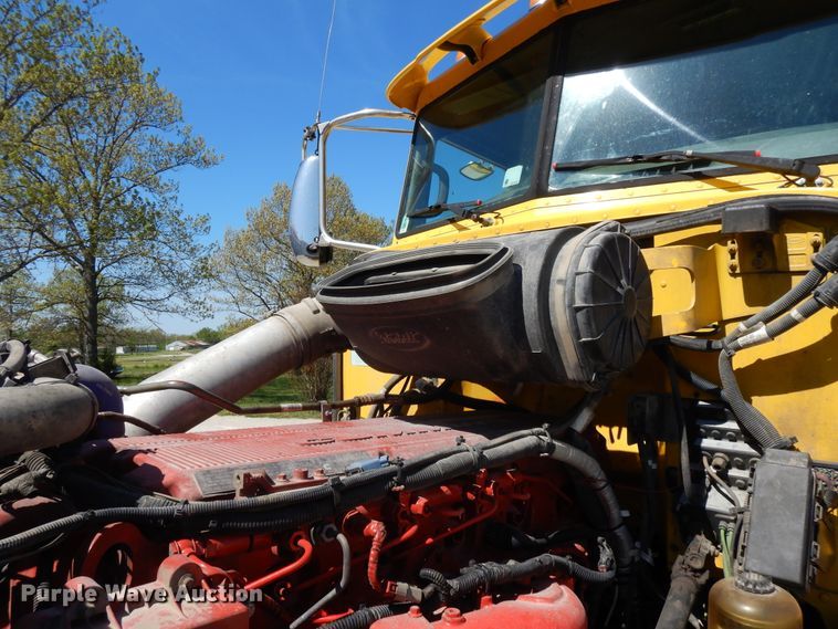 image for item DE5639 2012 Peterbilt 386 semi truck