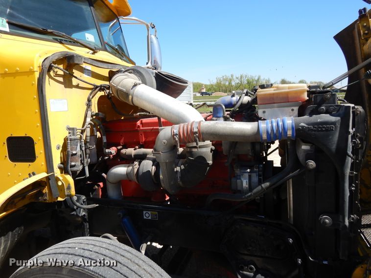 image for item DE5639 2012 Peterbilt 386 semi truck