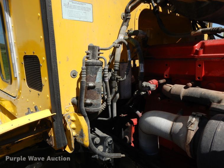 image for item DE5639 2012 Peterbilt 386 semi truck