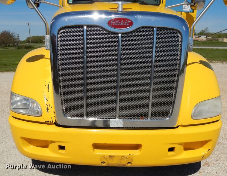 image for item DE5639 2012 Peterbilt 386 semi truck