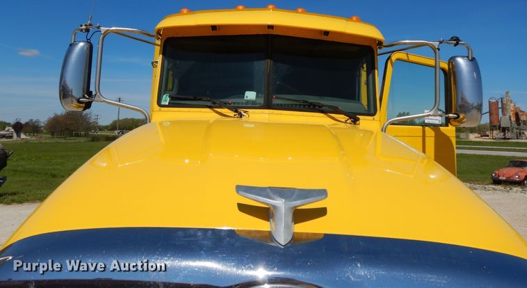 image for item DE5639 2012 Peterbilt 386 semi truck