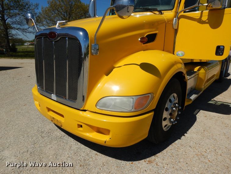 image for item DE5639 2012 Peterbilt 386 semi truck