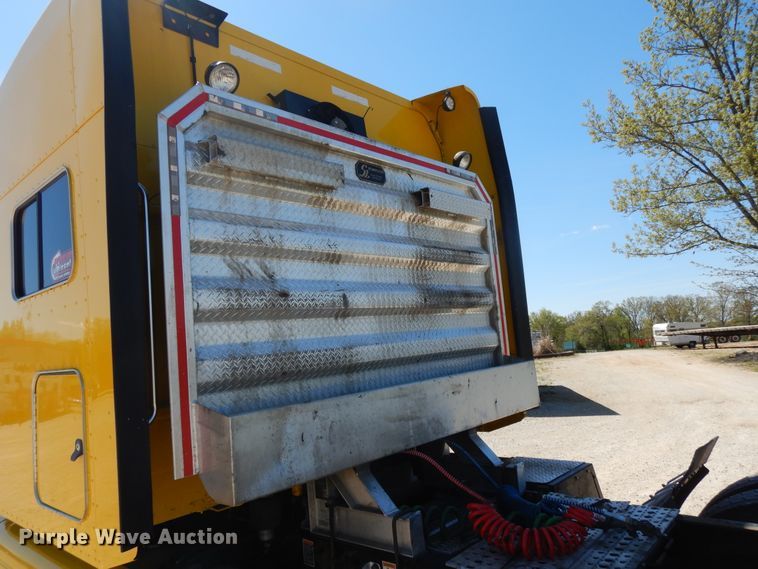 image for item DE5639 2012 Peterbilt 386 semi truck