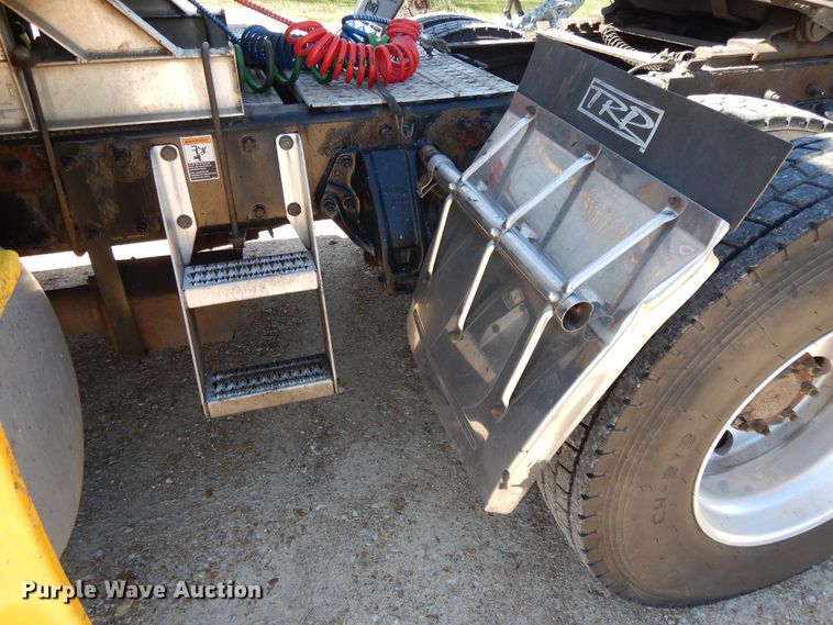 image for item DE5639 2012 Peterbilt 386 semi truck