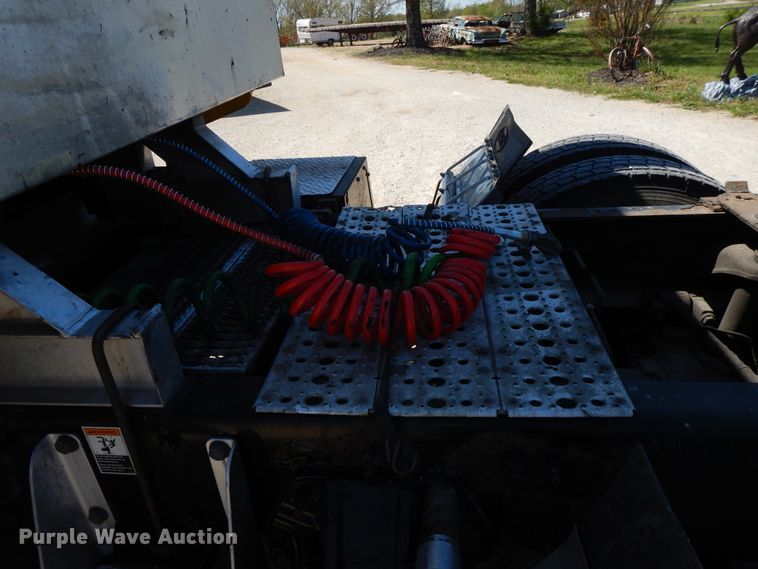 image for item DE5639 2012 Peterbilt 386 semi truck