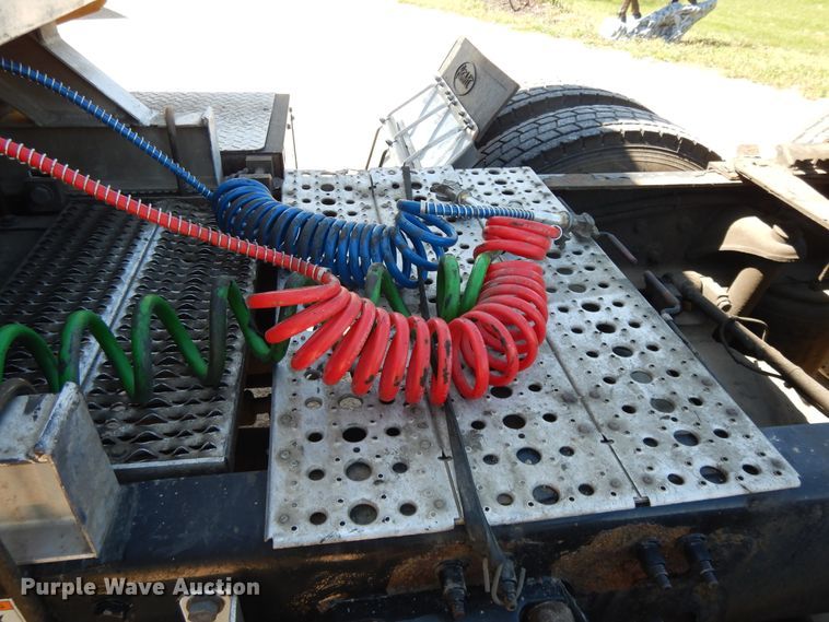 image for item DE5639 2012 Peterbilt 386 semi truck