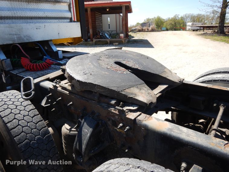 image for item DE5639 2012 Peterbilt 386 semi truck