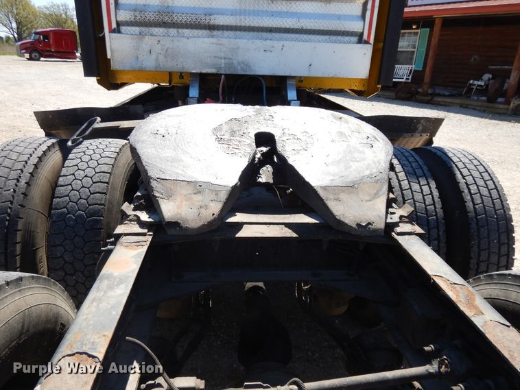 image for item DE5639 2012 Peterbilt 386 semi truck