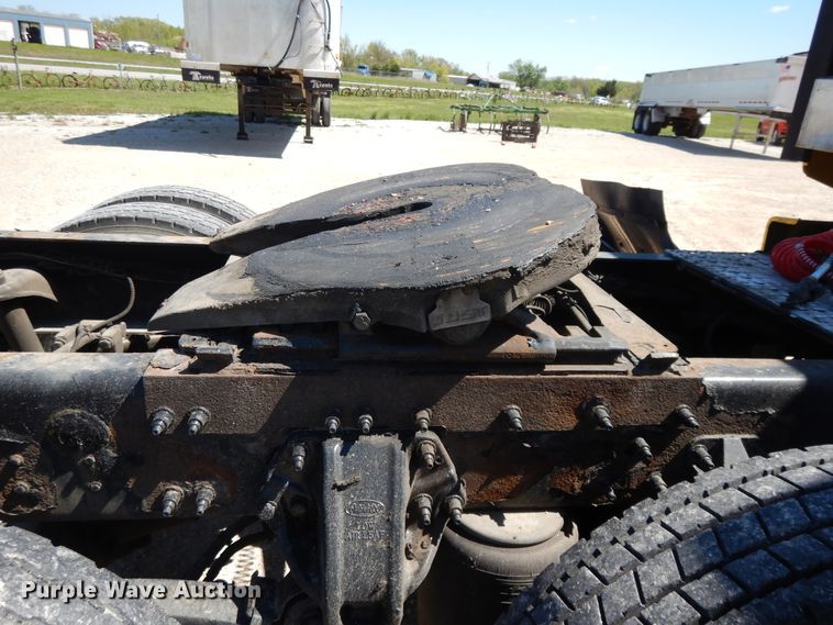 image for item DE5639 2012 Peterbilt 386 semi truck