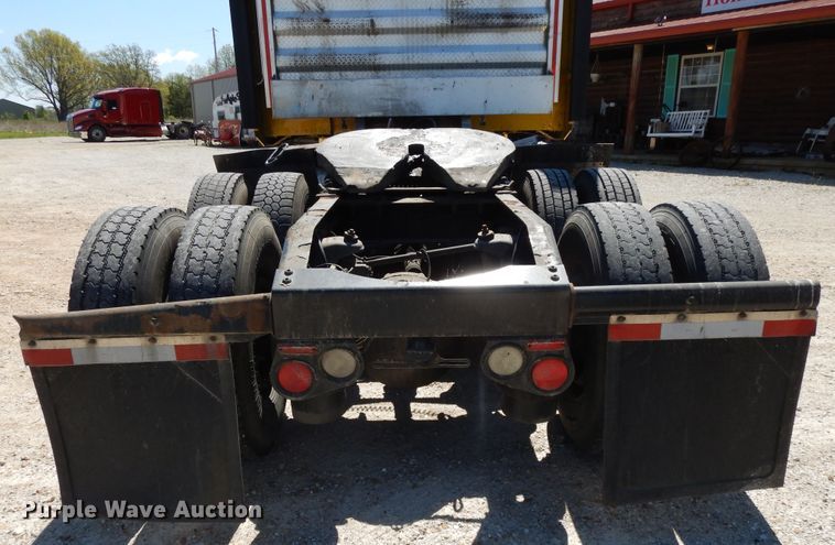 image for item DE5639 2012 Peterbilt 386 semi truck