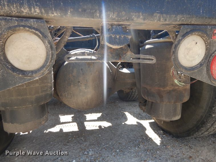 image for item DE5639 2012 Peterbilt 386 semi truck