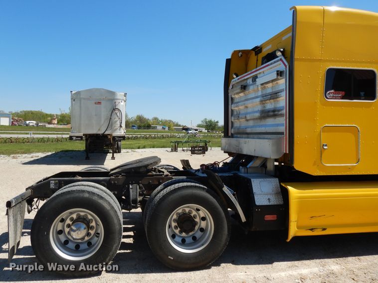 image for item DE5639 2012 Peterbilt 386 semi truck