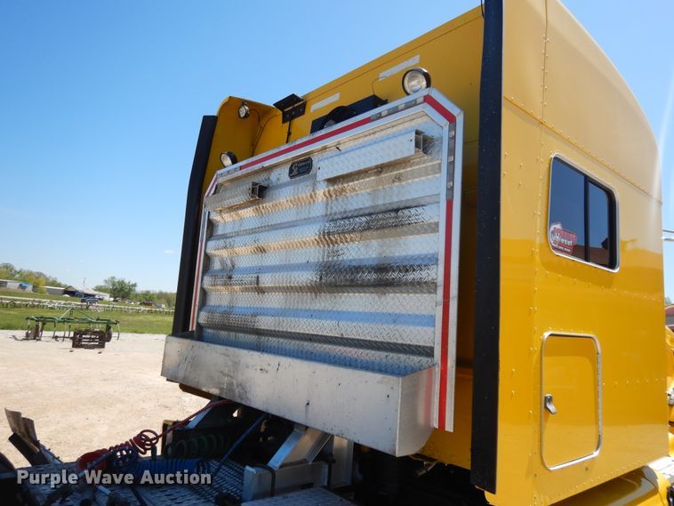 image for item DE5639 2012 Peterbilt 386 semi truck