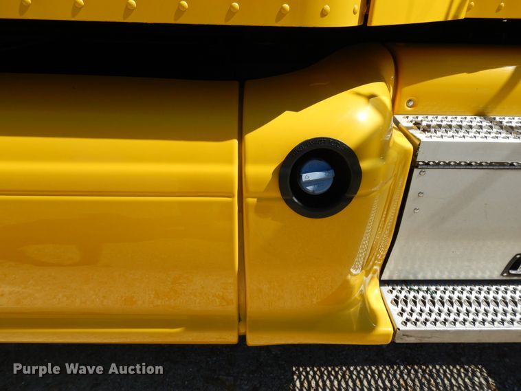 image for item DE5639 2012 Peterbilt 386 semi truck