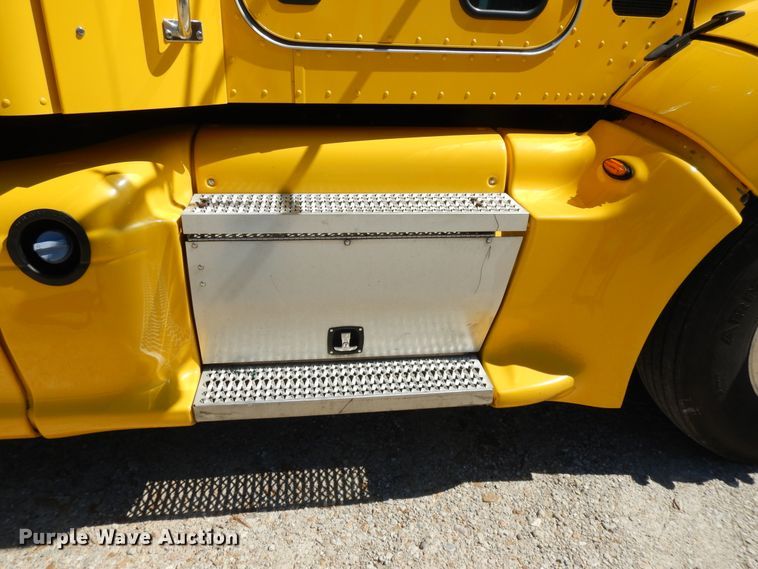 image for item DE5639 2012 Peterbilt 386 semi truck