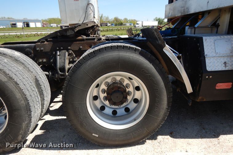 image for item DE5639 2012 Peterbilt 386 semi truck