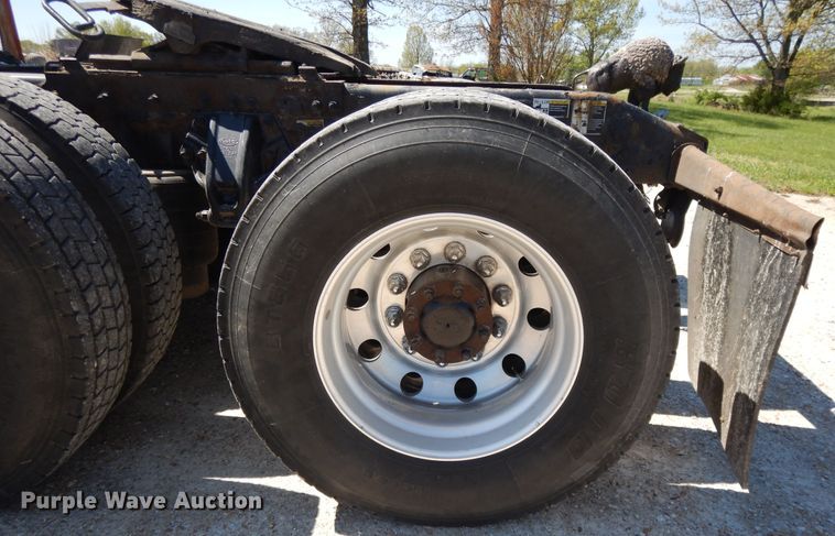 image for item DE5639 2012 Peterbilt 386 semi truck