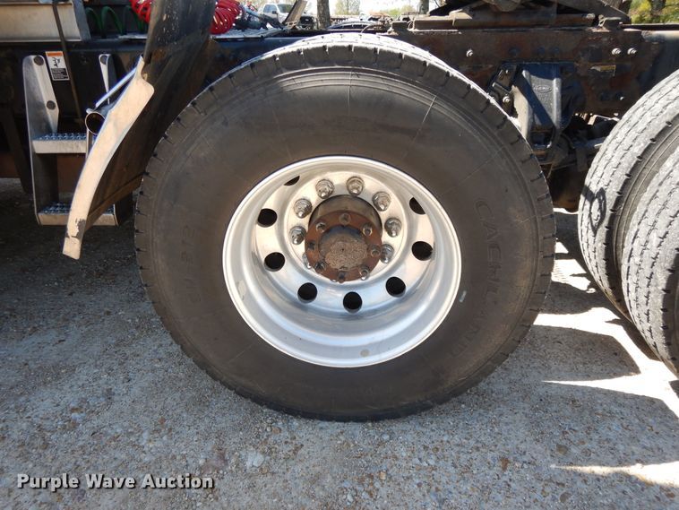 image for item DE5639 2012 Peterbilt 386 semi truck