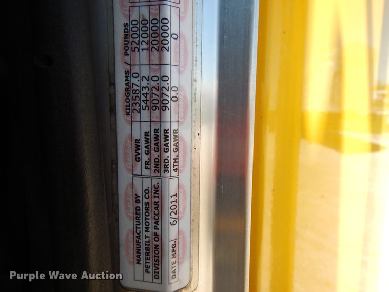 image for item DE5639 2012 Peterbilt 386 semi truck