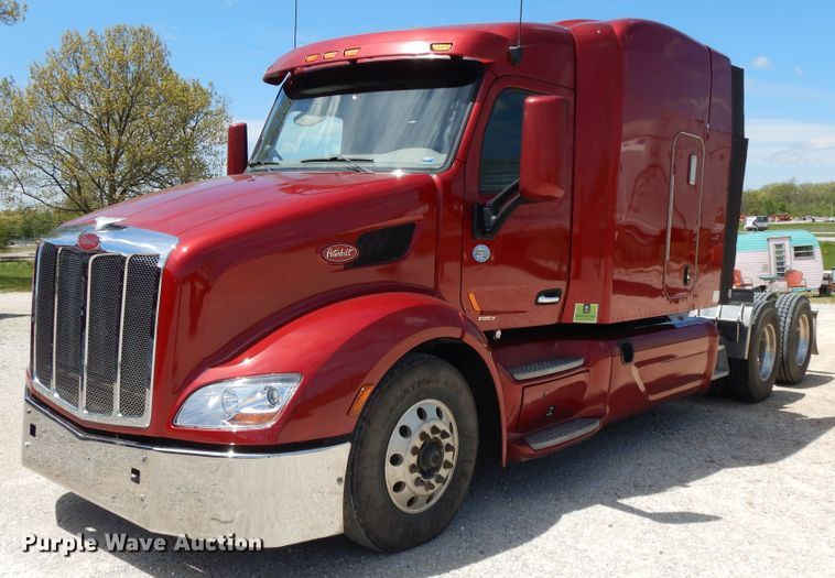 image for item DE5640 2015 Peterbilt 579 semi truck