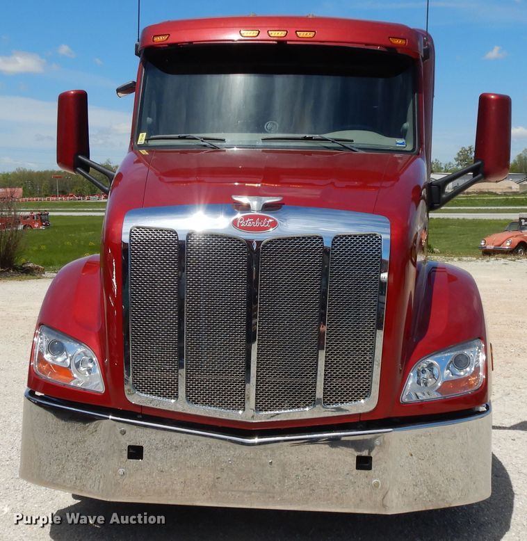 image for item DE5640 2015 Peterbilt 579 semi truck