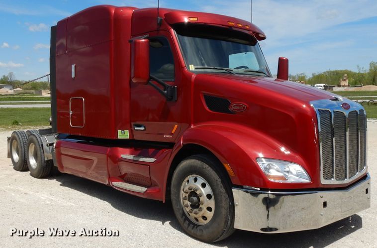 image for item DE5640 2015 Peterbilt 579 semi truck