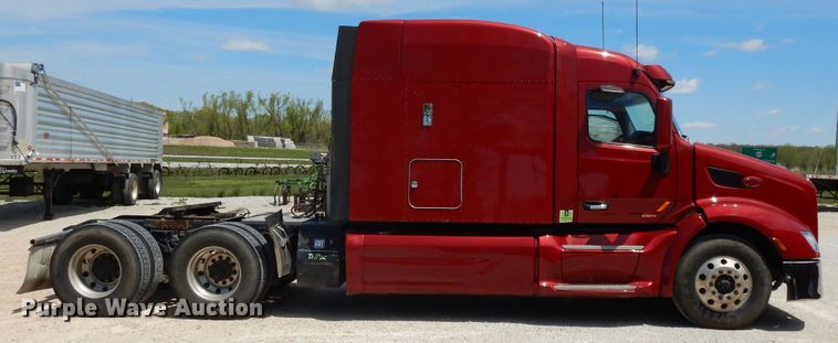 image for item DE5640 2015 Peterbilt 579 semi truck